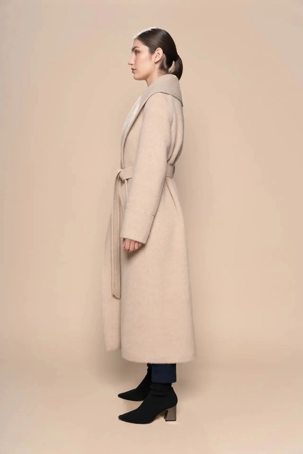 Langer, gegürtelter Mantel