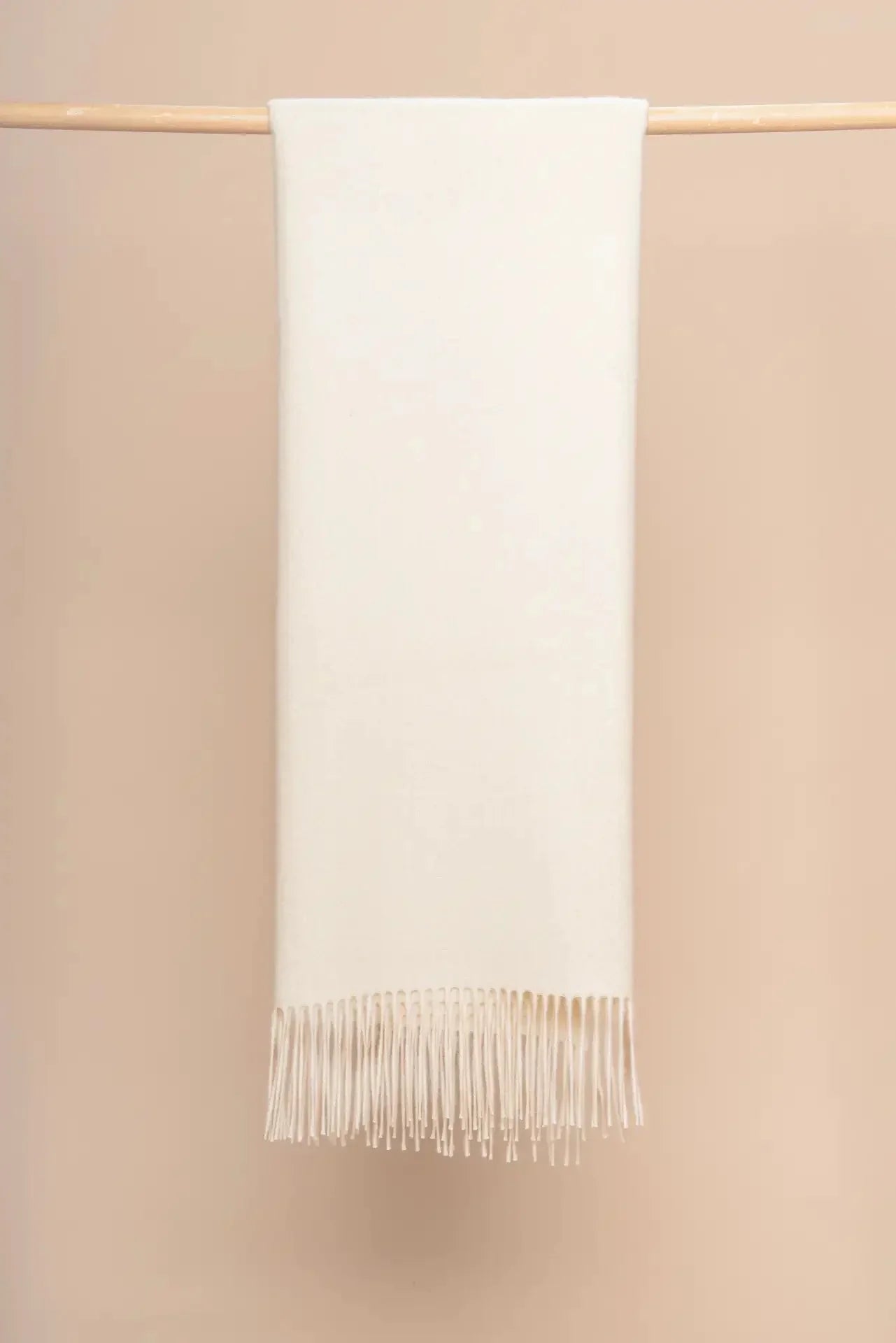 Ungefärbtes Unifarbenes Classic-Decke mit gedrehten Fransen